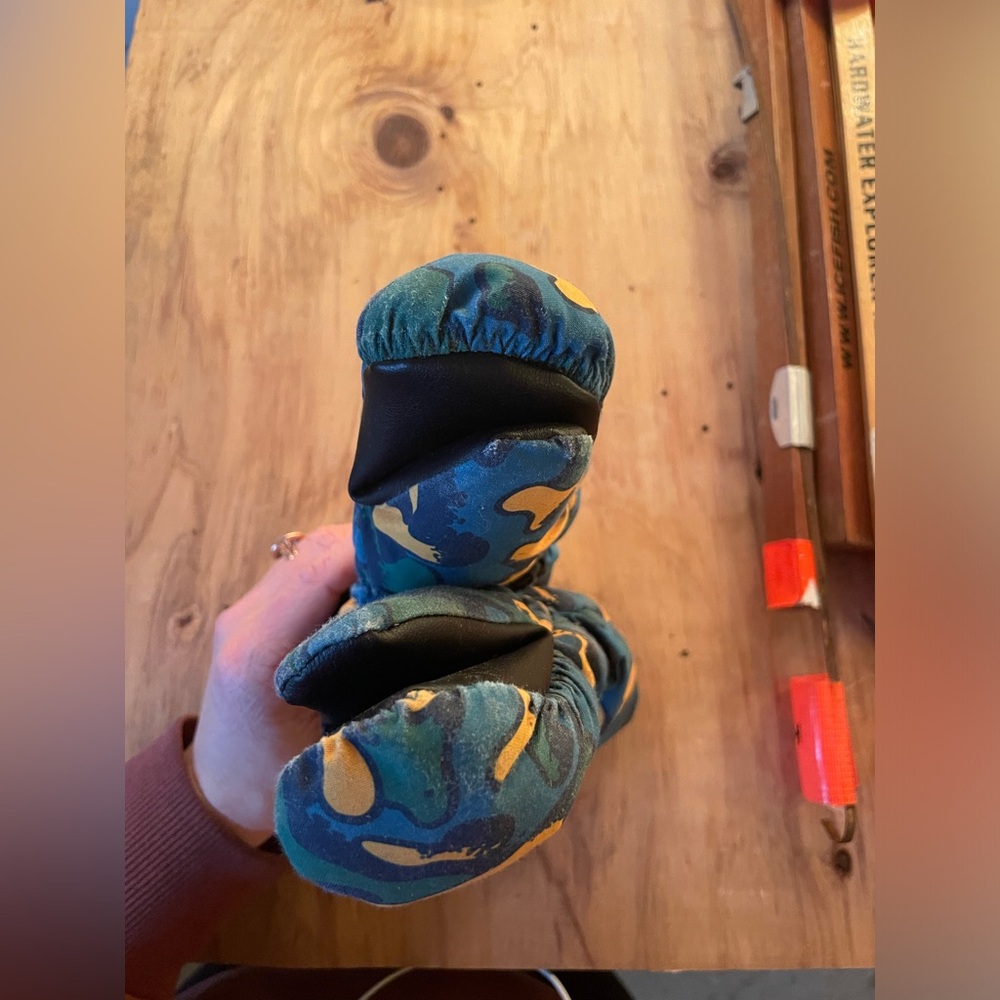 Used Burton Toddler Camouflage Mittens - Picture 4 of 4